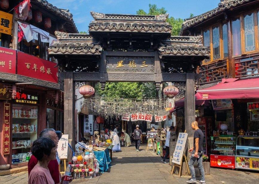 东莞光明眼科医院专家提醒:没曾想用筋膜枪放松眼球却敲出了白内障?!